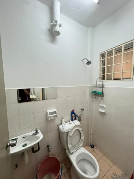 Kondominium untuk Dijual di Indah Condominium - Kim Meng Lew - Bathroom - PropertyGuru.com.my
