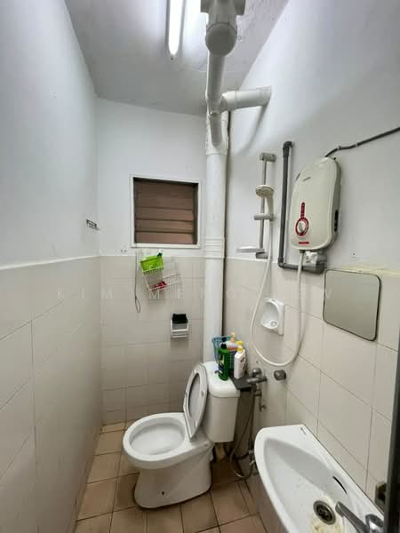 Kondominium untuk Dijual di Indah Condominium - Kim Meng Lew - Bathroom - PropertyGuru.com.my