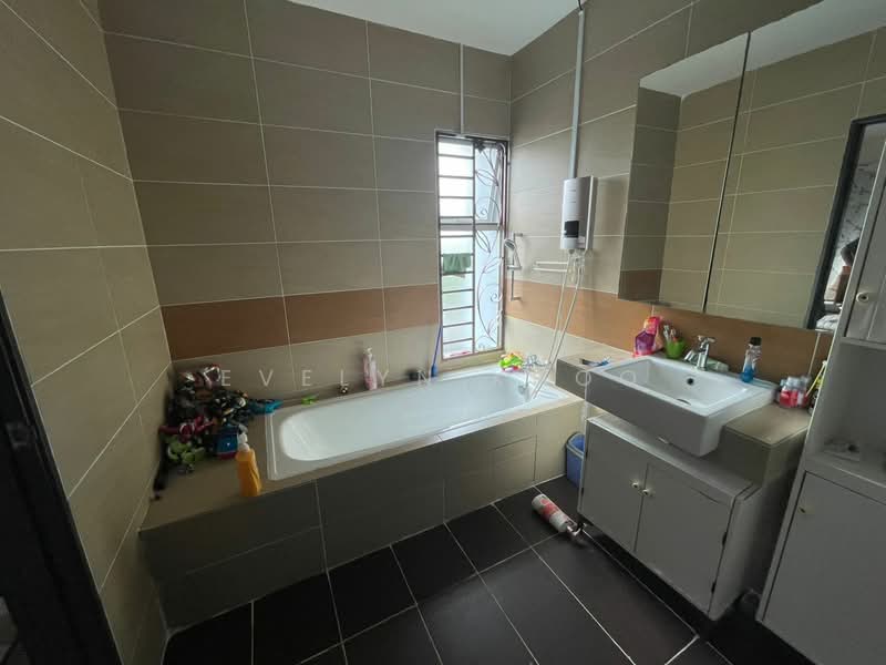 Semi-Detached House for Sale in Bandar Seri Coalfields (Sungai Buloh) - Evelyn Khoo - Bathroom - PropertyGuru.com.my