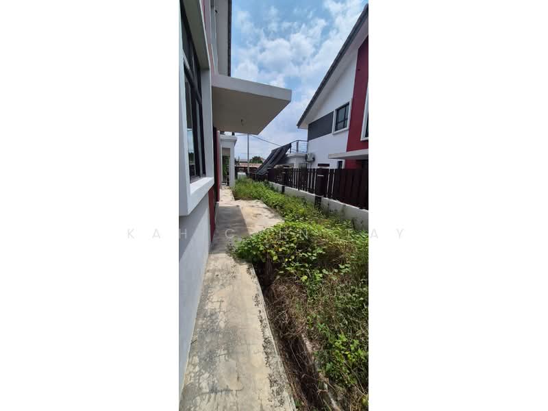 Rumah Berkembar untuk Dijual di Taman Seri Gelam (Tanjong Kling) - Kah Chin Tay - Exterior - PropertyGuru.com.my