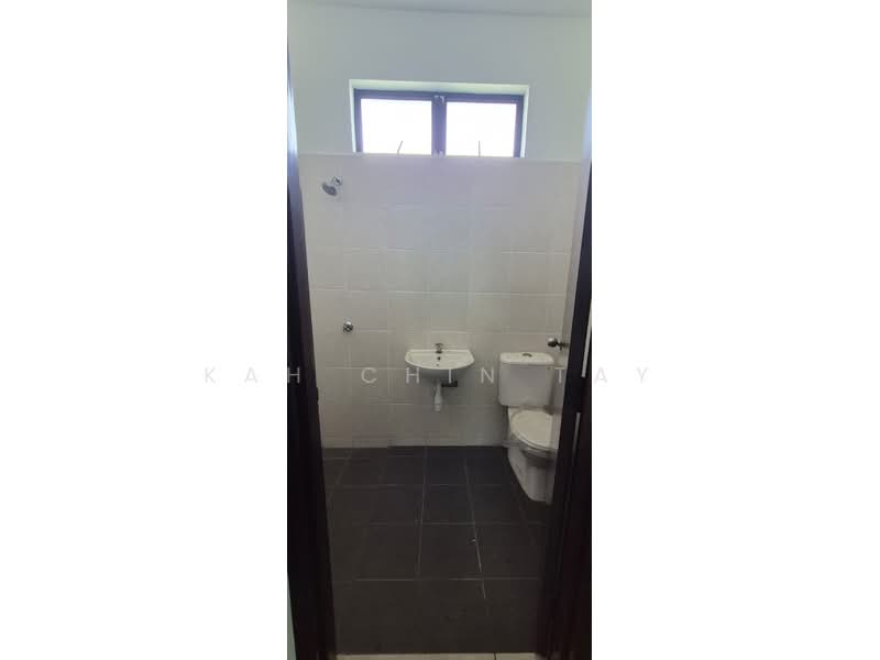 Rumah Berkembar untuk Dijual di Taman Seri Gelam (Tanjong Kling) - Kah Chin Tay - Bathroom - PropertyGuru.com.my