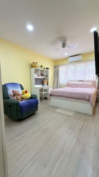 Pangsapuri untuk Dijual di Putra Permai Block C - GO SQ - Bedroom - PropertyGuru.com.my