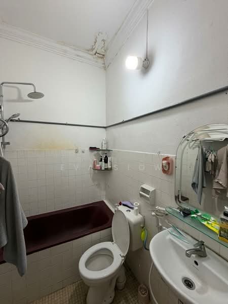 1-storey Terraced House for Sale in Taman Perling (Perling) - Eva Siow - Bathroom - PropertyGuru.com.my