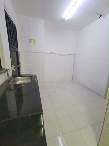 Flat for Sale at Flat Taman Ungku Tun Aminah - Eva Siow - Kitchen - PropertyGuru.com.my