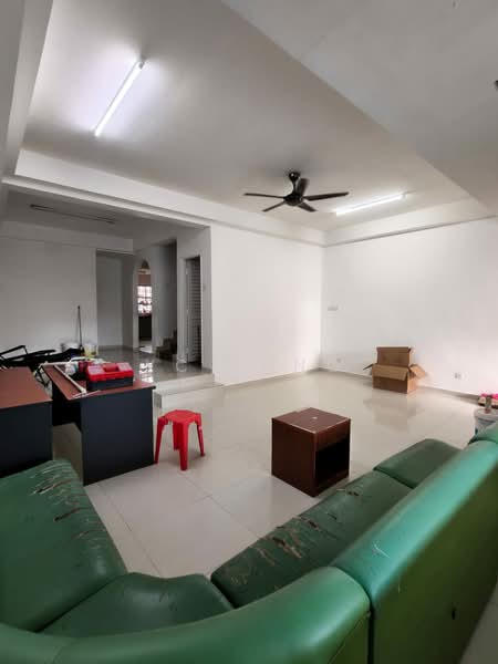 Rumah Teres 2 Tingkat untuk Disewa di Taman Ungku Tun Aminah (Skudai) - YC Fung - Living Room - PropertyGuru.com.my
