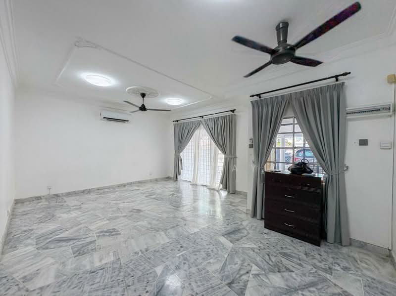 Rumah Teres untuk Dijual di Bandar Kinrara Seksyen 5 (Bandar Kinrara) - Endy Hidayat - Living Room - PropertyGuru.com.my