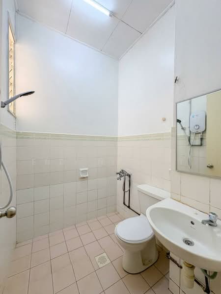 Rumah Teres untuk Dijual di Bandar Kinrara Seksyen 5 (Bandar Kinrara) - Endy Hidayat - Bathroom - PropertyGuru.com.my