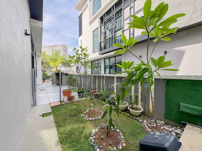 3-storey Terraced House for Sale in Serdang Lama (Seri Kembangan) - Endy Hidayat - Exterior - PropertyGuru.com.my