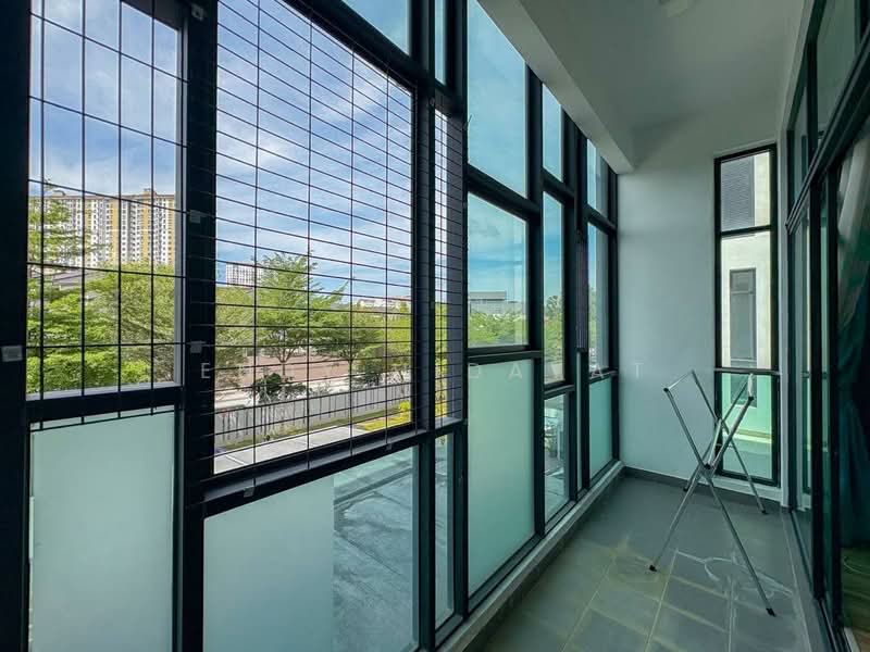 3-storey Terraced House for Sale in Serdang Lama (Seri Kembangan) - Endy Hidayat - Balcony - PropertyGuru.com.my