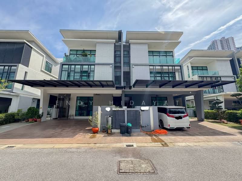 3-storey Terraced House for Sale in Serdang Lama (Seri Kembangan) - Endy Hidayat - Exterior - PropertyGuru.com.my