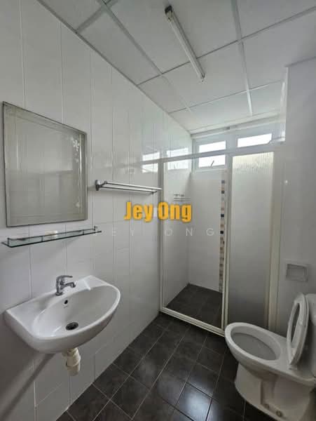 Kondominium untuk Disewa di Bayswater Resort Condominium - Jey Ong - Bathroom - PropertyGuru.com.my