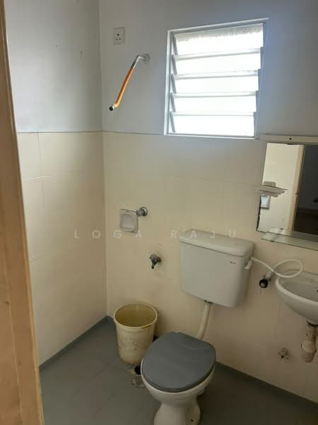 Pangsapuri untuk Disewa di Pangsapuri Kasuarina - Loga Raju - Bathroom - PropertyGuru.com.my