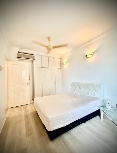 Kondominium untuk Dijual di Marina Bay Condominium - KK Kwok - Bedroom - PropertyGuru.com.my
