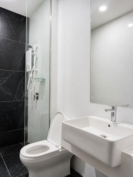 Servis Apartment untuk Dijual di Beacon Executive Suites - Jane Poh - Bathroom - PropertyGuru.com.my