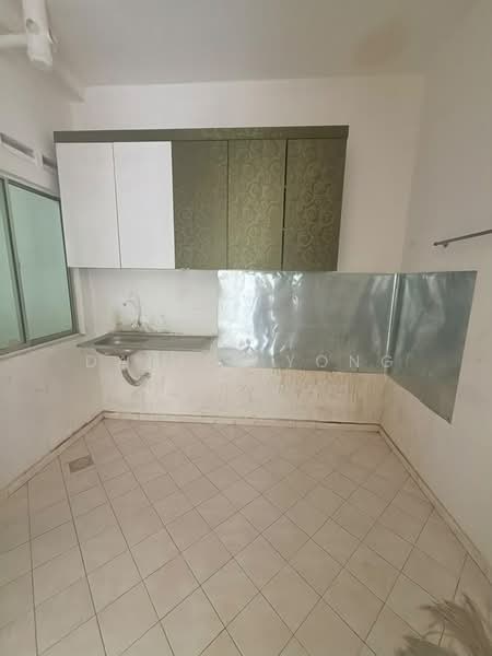 Flat for Sale at Taman Pulai Utama - Daniel Yong - Kitchen - PropertyGuru.com.my