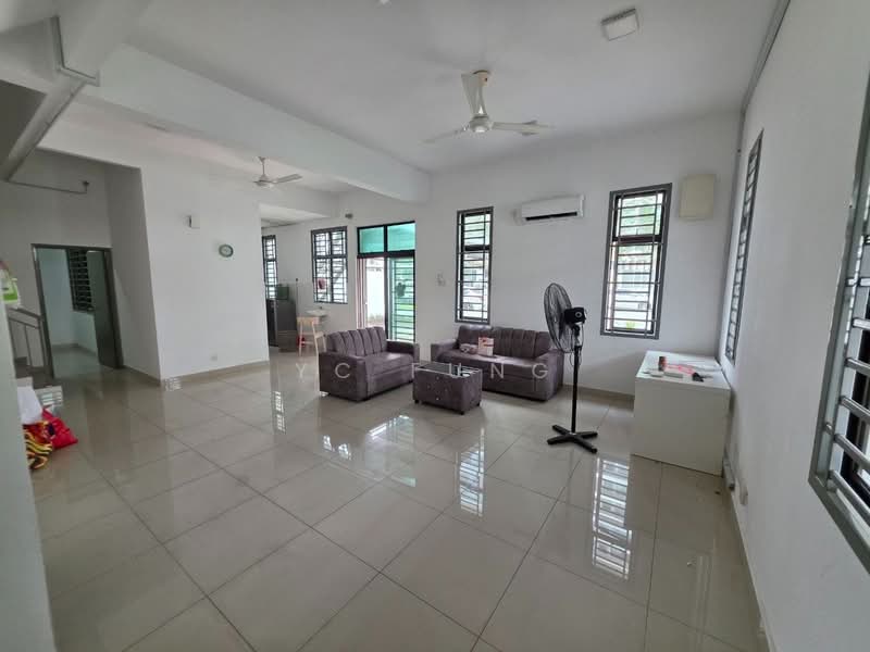 Rumah Teres 2.5 Tingkat untuk Disewa di Taman Mutiara Mas (Skudai) - YC Fung - Living Room - PropertyGuru.com.my