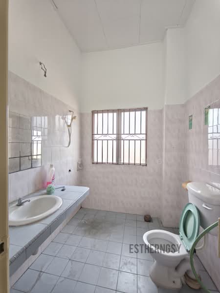 Rumah Teres 2 Tingkat untuk Dijual di Taman Sri Gadong (Klang) - Esther Ng - Bathroom - PropertyGuru.com.my