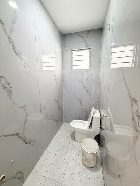 Rumah Berkembar untuk Dijual di Taman Bunga Ros (Tebrau) - Win Lim - Bathroom - PropertyGuru.com.my