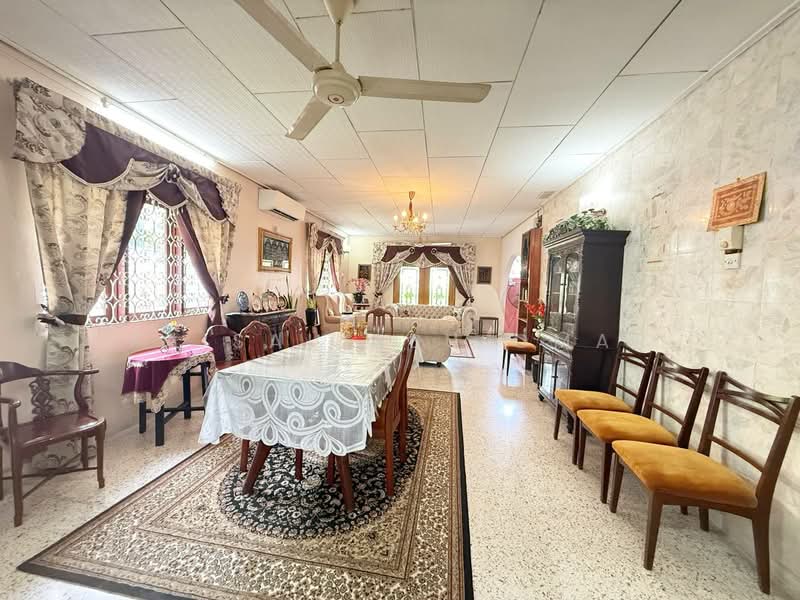 Rumah Banglo untuk Dijual di Kampung Tunku (Petaling Jaya) - Faisal Abu Omar - Living Room - PropertyGuru.com.my