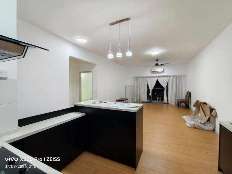 Servis Apartment untuk Disewa di SetiaWalk - Shally Pun - Living Room - PropertyGuru.com.my