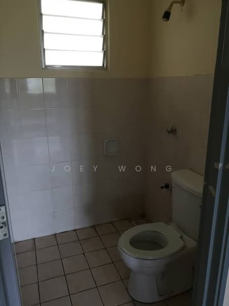 Pangsapuri untuk Disewa di Baiduri Court Apartment - Joey Wong - Bathroom - PropertyGuru.com.my
