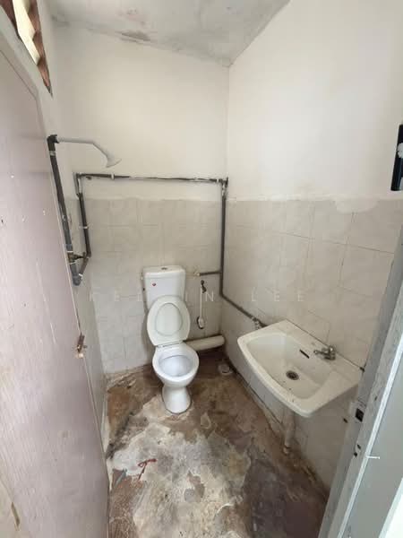 Rumah Teres 2 Tingkat untuk Dijual di Taman Kasawari (Simpang Ampat) - Kelvin Lee - Bathroom - PropertyGuru.com.my
