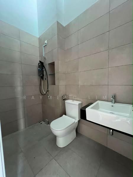 Rumah Teres untuk Disewa di Tamansari (Rawang) - Raymerc Lim - Bathroom - PropertyGuru.com.my