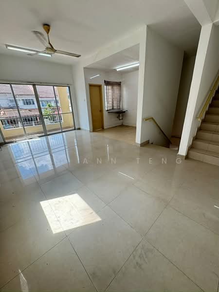 Rumah Bandar untuk Disewa di Serdang (Seri Kembangan) - Wai Ann Teng - Living Room - PropertyGuru.com.my
