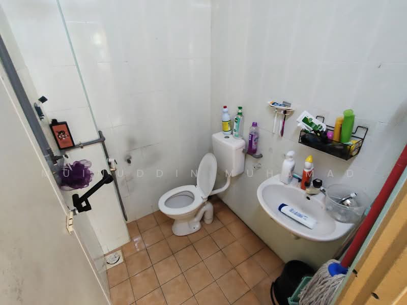 1-storey Terraced House for Sale in Hutan Melintang (Perak) - Muinuddin Muhamad - Bathroom - PropertyGuru.com.my