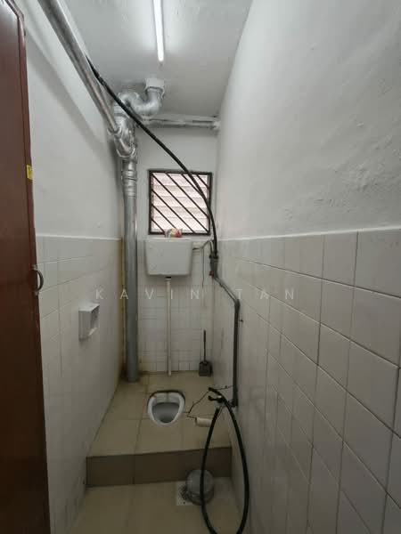 Kedai / Pejabat untuk Disewa di Taman Johor Jaya (Johor Bahru) - Kavin Tan - Bathroom - PropertyGuru.com.my