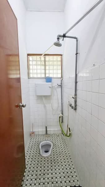 Rumah Teres 1 Tingkat untuk Disewa di Taman Johor Jaya (Johor Bahru) - Lai Kok Seng - Bathroom - PropertyGuru.com.my