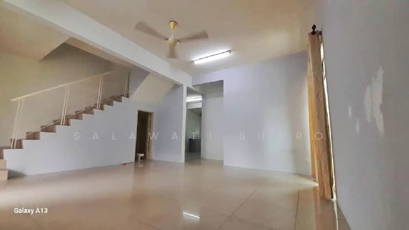 Rumah Berkembar untuk Disewa di Bandar Saujana Putra (Tanjong Duabelas) - Salawati Busro - Living Room - PropertyGuru.com.my