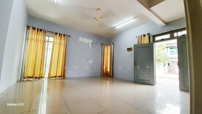 Semi-Detached House for Rent in Bandar Saujana Putra (Tanjong Duabelas) - Salawati Busro - Living Room - PropertyGuru.com.my