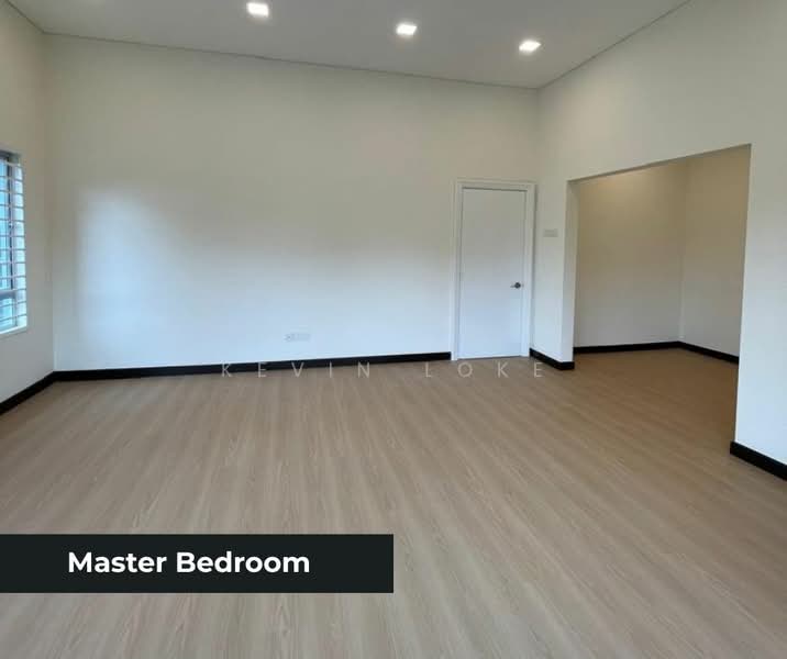 Rumah Berkembar untuk Dijual di Bandar Seri Putra (Bangi) - Kevin Loke - Master Bedroom - PropertyGuru.com.my