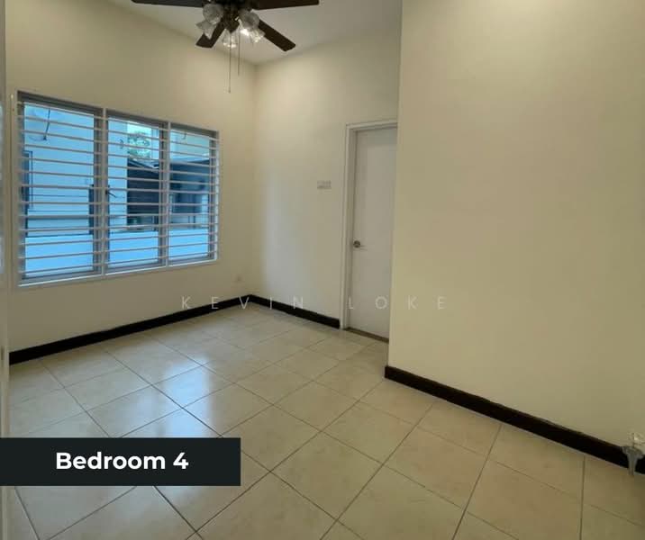 Rumah Berkembar untuk Dijual di Bandar Seri Putra (Bangi) - Kevin Loke - Bedroom - PropertyGuru.com.my
