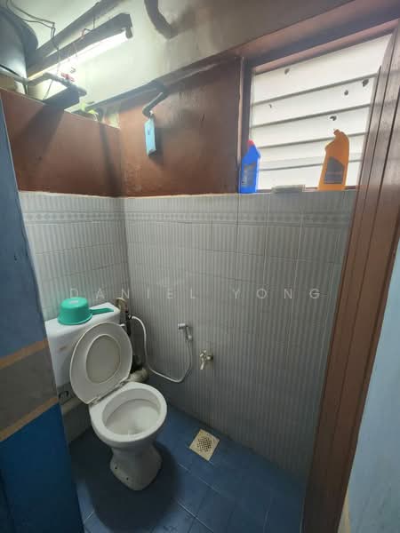 Rumah Flat untuk Dijual di Taman Daya - Jalan Enau 16,20 - Daniel Yong - Bathroom - PropertyGuru.com.my
