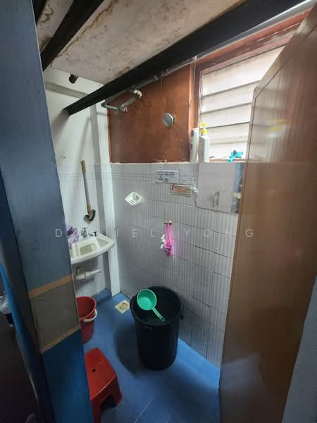Rumah Flat untuk Dijual di Taman Daya - Jalan Enau 16,20 - Daniel Yong - Bathroom - PropertyGuru.com.my