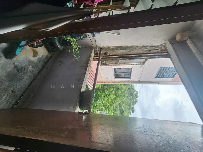 Rumah Flat untuk Dijual di Taman Daya - Jalan Enau 16,20 - Daniel Yong - Balcony - PropertyGuru.com.my