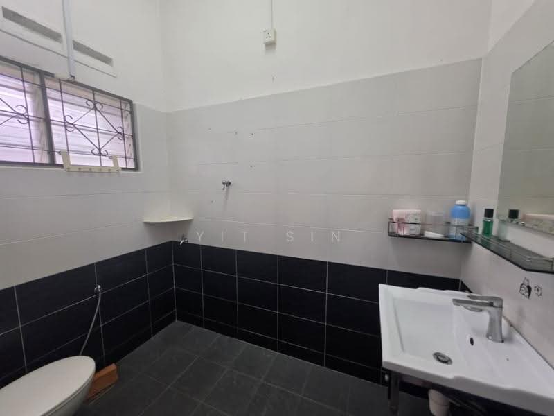 Bungalow House for Sale in Taman Kulai Besar (Kulai) - Yit Sin - Bathroom - PropertyGuru.com.my