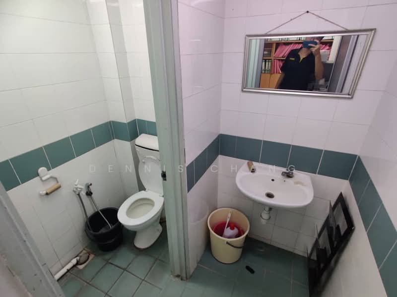 Terrace Factory for Sale in Taman Perindustrian Usj 1 (Subang Jaya) - Dennis Chang - Bathroom - PropertyGuru.com.my