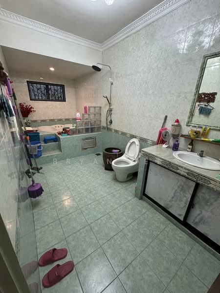 Rumah Teres 2 Tingkat untuk Dijual di Ampang (Ampang) - Bryan Lee - Bathroom - PropertyGuru.com.my
