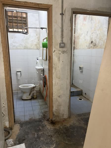 Gudang untuk Disewa di Sungai Tiram (Ulu Tiram) - Tom Chiew - Bathroom - PropertyGuru.com.my
