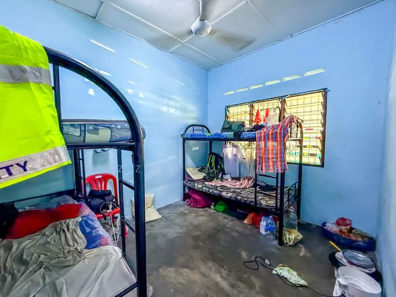 1-storey Terraced House for Sale in Taman Jaya Utama (Telok Panglima Garang) - Izzah Alias - Bedroom - PropertyGuru.com.my