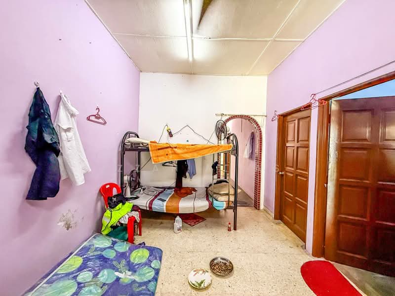 1-storey Terraced House for Sale in Taman Jaya Utama (Telok Panglima Garang) - Izzah Alias - Bedroom - PropertyGuru.com.my