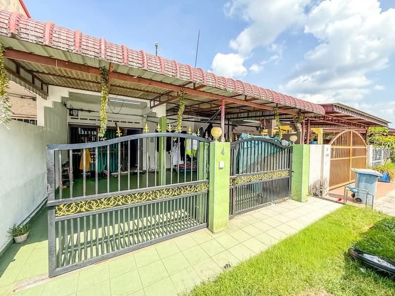 1-storey Terraced House for Sale in Taman Jaya Utama (Telok Panglima Garang) - Izzah Alias - Exterior - PropertyGuru.com.my