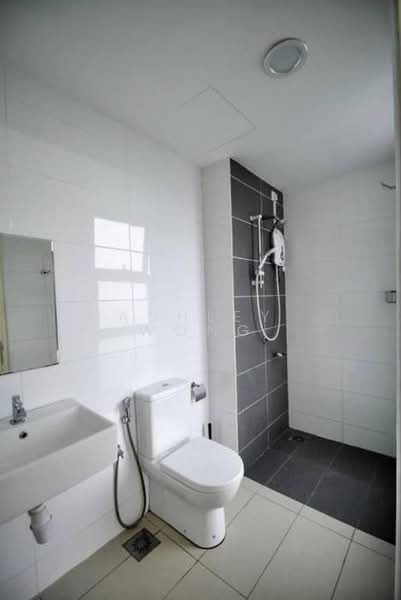 Servis Apartment untuk Disewa di De Centrum Residences - Ashley Wong - Bathroom - PropertyGuru.com.my