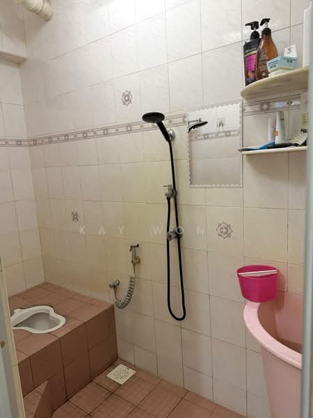 Rumah Flat untuk Dijual di Taman Harbour View (Wisma KGN) - Kay Wong - Bathroom - PropertyGuru.com.my