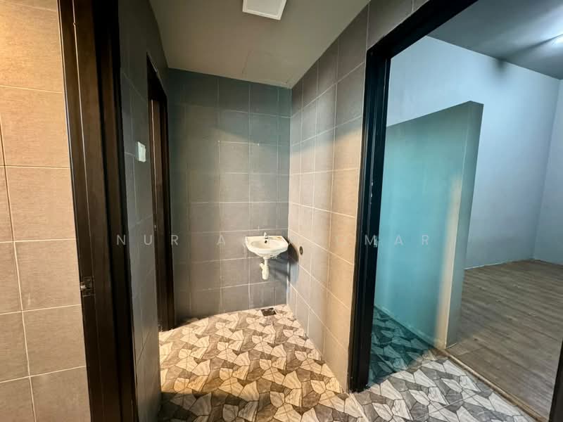 Factory for Rent in Bukit Jelutong (Shah Alam) - Nur Alia Omar - Bathroom - PropertyGuru.com.my
