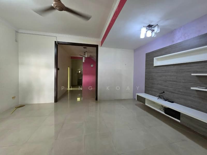 Rumah Berkembar untuk Dijual di Taman Brown (Gelugor) - Ping Koay - Living Room - PropertyGuru.com.my