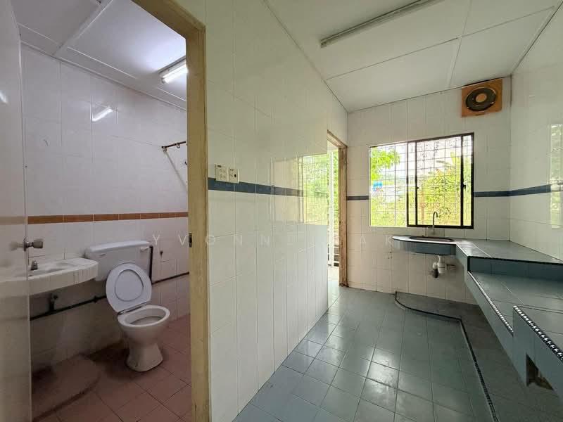 1-storey Terraced House for Sale in Taman Seri Baru (Kota Kinabalu) - Yvonne Sak - Bathroom - PropertyGuru.com.my
